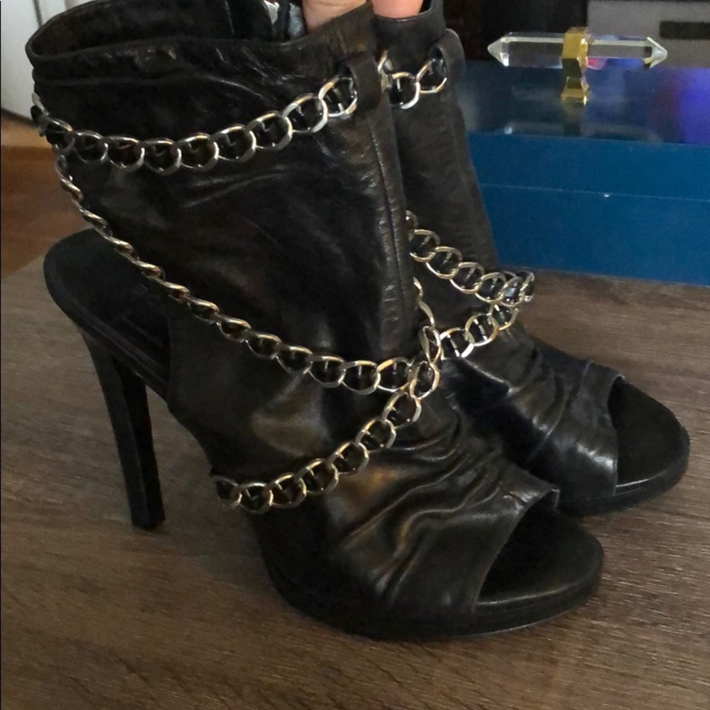 BCBG BLACK LEATHER BOOTIES